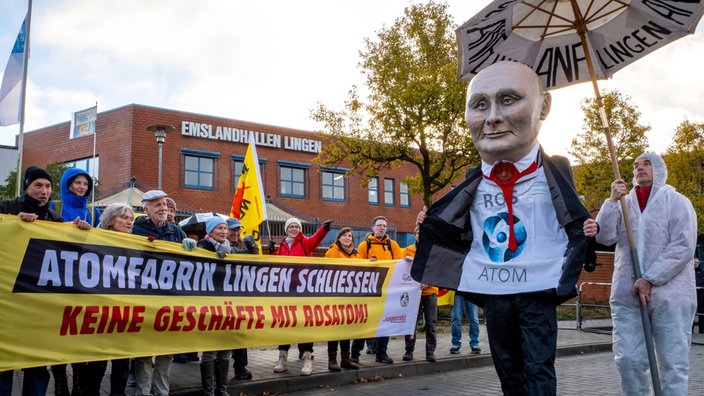 Das Beitragsbild des Dok5 "Atompoker mit Russland" zeigt eine Anti-Atom-Demonstration vor der Firma ANF im niedersächsischen Lingen.