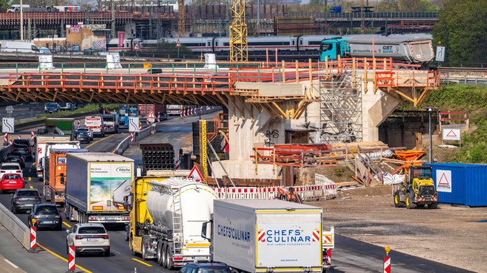 Baustelle und zähfließender Verkehr am Autobahnkreuz Duisburg-Kaiserberg (14.04.2025)