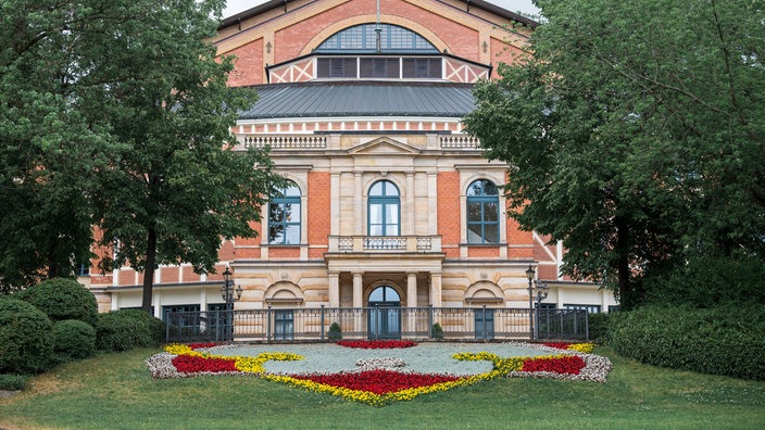 Das Beitragsbild des WDR3 Kulturfeature "Zum Raum wird hier die Zeit" zeigt das Richard Wagner Festspielhaus am gruenen Huegel in Bayreuth, 2020.
