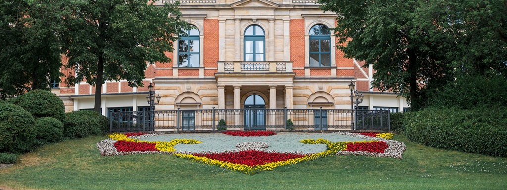 Das Beitragsbild des WDR3 Kulturfeature "Zum Raum wird hier die Zeit" zeigt das Richard Wagner Festspielhaus am gruenen Huegel in Bayreuth, 2020.