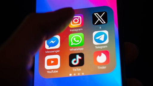 Auf dem Display eines Smartphones sind Social Media Apps zu sehen