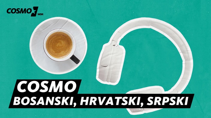 Eine Tasse Kaffee neben Kopfhörern
