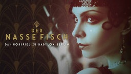 Eine Frau, gekleidet im Stil der 20er Jahre, hält eine lange Zigarette in der Hand.