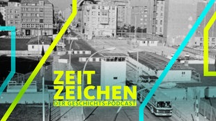 Ein Reisebus überquert einen Grenzübergang zwischen West- und Ost-Berlin. Laut dem Nutzer Carl Friedrich handelt es sich um "den ehemaligen Checkpoint Charlie."