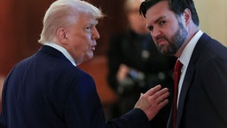 Das Beitragsbild des Dok5 "Die dunkle Aufklärung" zeigt U.S. Präsident Donald Trump und Vize Präsident JD Vance 2025. 