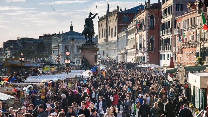 Das Beitragsbild des WDR3 Kulturfeature "Die letzten Venezianer. Eine Stadt kämpft ums Überleben" zeigt eine von Touristen überfüllte Straße in Venedig 2020. 