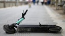 E-Scooter liegt auf eine, Gehweg