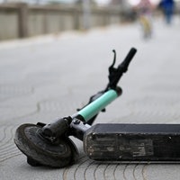 E-Scooter liegt auf eine, Gehweg