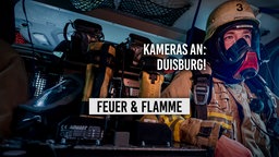 Feuerwehrmann mit Atemschutzmaske im Rettungswagen