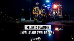 Ein Feuerwehrwagen auf einer Landstraße
