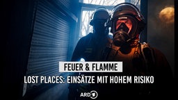 Zwei Feuerwehrmänner in der Dunkelheit