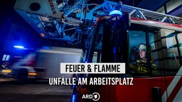 Ein Feuerwehrmann im Feuerwehrwagen