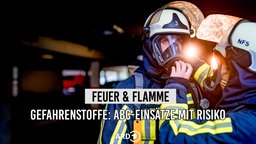 Ein Feuerwehrmann bekommt seine Atemmaske gerichtet