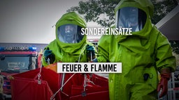 Feuerwehrleute in Sicherheitsmontur