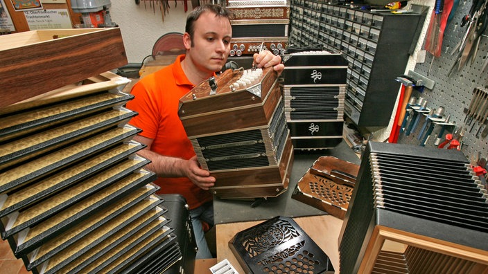Das Beitragsbild des WDR3 Kulturfeature "Der süße Fluch des Bandoneons" zeigt Robert Wallschläger in seiner Carlsfelder Werkstatt.