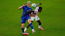 Fußball-WM, Sechzehntelfinale, USA - Bosnien-Herzegowina: Folarin Balogun (USA, r) foult Bosniens Tarik Muharemovic. (01.07.2026)