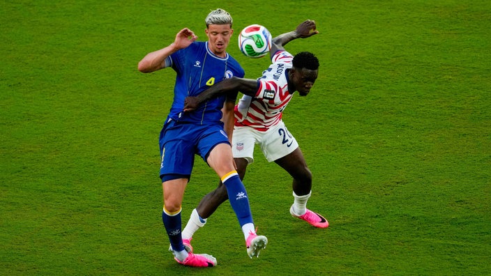 Fußball-WM, Sechzehntelfinale, USA - Bosnien-Herzegowina: Folarin Balogun (USA, r) foult Bosniens Tarik Muharemovic. (01.07.2026)