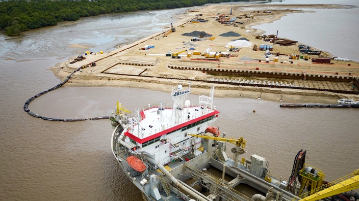Das Beitragsbild des WDR3 "Guyanas Ölrausch – Wie der plötzliche Reichtum das Land verändert" zeigt den Bau eines Hafens auf einer künstlichen Insel in Georgetown Guyana.