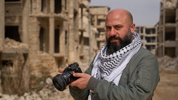 Das Beitragsbild Dok5 "Heimat und Heavy Metal: Eine Rückkehr nach Syrien" zeigt Hussam "Sam" Alrefaie in seiner Heimatstadt in Syrien.