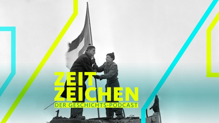 Die beiden Studenten Georg von Hatzfeld (l.) und René Leudesdorff hissen auf der Nordseeinsel Helgoland die Europafahne