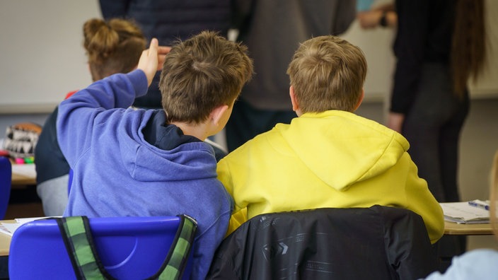 Das Beitragsbild des WDR5 Dok5 "Generation U" zeigt zwei aus der Ukraine geflüchtete Schüler beim Deutschunterricht im Klassenzimmer. 