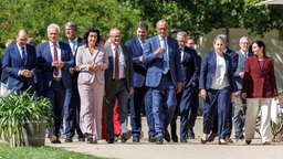 Kabinettsklausur der Bundesregierung in Schloss Neuhardenberg (Brandenburg) - Gang im Park zum Gruppenbild (25.08.2026)