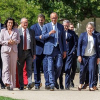 Kabinettsklausur der Bundesregierung in Schloss Neuhardenberg (Brandenburg) - Gang im Park zum Gruppenbild (25.08.2026)