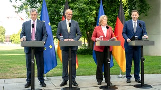 Markus Söder, Friedrich Merz, Baerbel Bas und Lars Klingbeil bei der Pressekonferenz zu den Ergebnissen des Koalitionsausschusses im Garten des Bundeskanzleramts (02.07.2026)