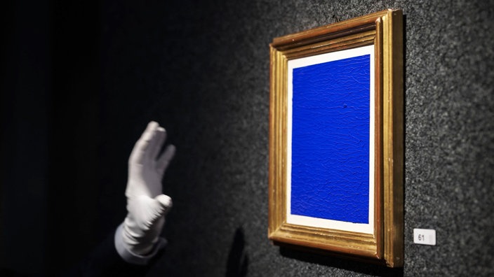 Das Beitragsbild des WDR3 Kulturfeature "Die Kraft der Reduktion – Minimalismus in der Kunst" zeigt das Werk "Untitled Blue Monochrome IKB 328" des französischen Künstlers Yves Klein während einer Versteigerung 2025 in Genf.