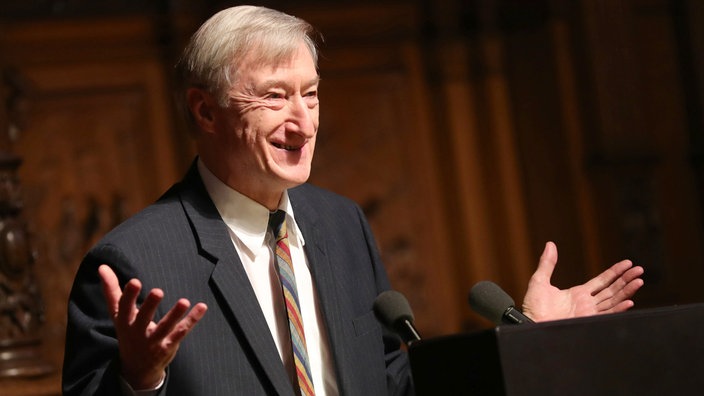 Das Beitragsbild des WDR3 Kulturfeature "Von der Poesie des Abschieds" zeigt Julian Barnes bei der Verleihung des Siegfried-Lenz-Preises im Rathaus in Hamburg 2016.