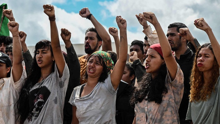 Das Beitragsbild des WDR3 Kulturfeature "Antigone im Amazonas" zeigt Aktivisten und Schauspieler bei der Probe zu Antigone im Amazonas