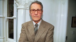 Das Beitragsbild des WDR 3 Kulturfeature "Einzelne Menschen lernen, die Menschheit nicht" zeigt den Holocaust-Überlebenden Leslie Baruch Brent vor seinem Haus in North London 1999.