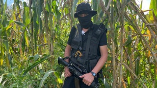 Das Beitragsbild des WDR5 Tiefenblick "Lieferanten des Todes" zeigt einen maskierten Mann mit Sturmgewehr der Bürgerwehr Mchoacán.