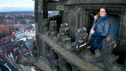 Martje Thalmann-Saljé mit Kupferhorn auf dem Turm der Lambertikirche in Münster