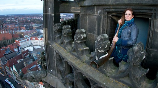Martje Thalmann-Saljé mit Kupferhorn auf dem Turm der Lambertikirche in Münster