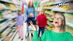 Nina vor unscharfer Family im Supermarkt