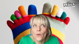 Nina vor zwei Füßen mit bunt-geringelten Füßling-Socken