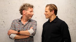 Max von der Groeben (r) und WDR 2 Moderator Thorsten Schorn