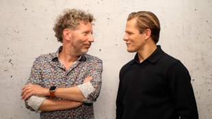 Max von der Groeben (r) und WDR 2 Moderator Thorsten Schorn