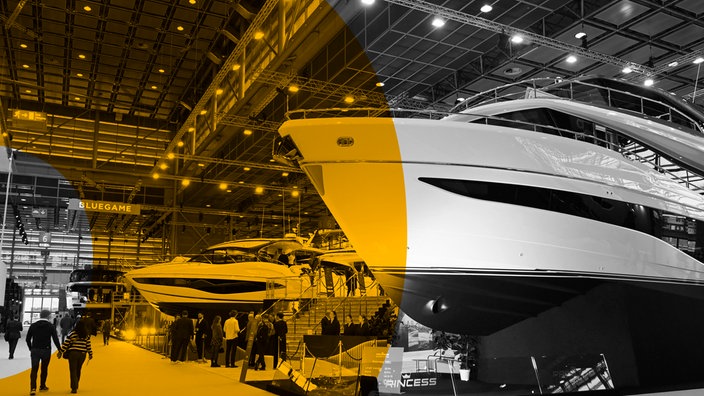 Das Beitragsbild des ARD Radiofeature "Überreichtum – Wie Vermögensungleichheit Demokratie angreift" zeigt Yachten auf der Messe "Boot" 2026 in Düsseldorf.