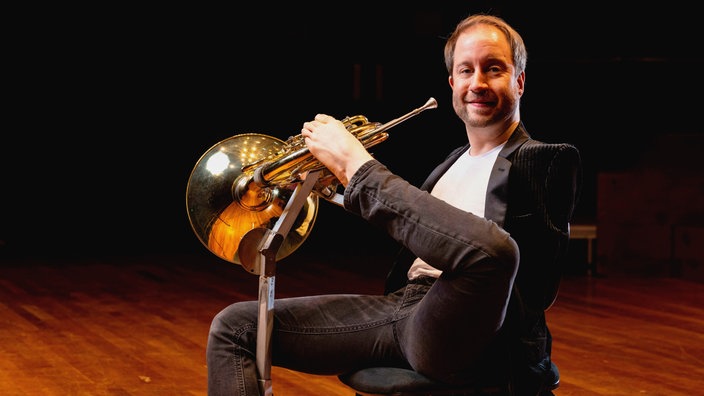 Beitragsbild WDR3 Musikporträt "Klassik exklusiv – Inklusion in der Musikszene" zeigt den Hornisten Felix Klieser, der sein Horn mit den Zehen spielt.