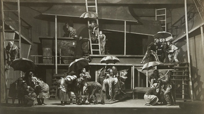 Das Beitragsbild des WDR3 Musikporträt "Jiddischland" zeigt eine Szene aus "Die Hexe" von Abraham Goldfaden im Theater in Moskau, 1921.