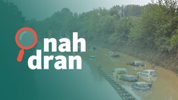 Das Bild zeigt Autos, die durch die Flut vor fünf Jahren überschwemmt wurden. Darüber das Logo des Podcasts nah dran. 