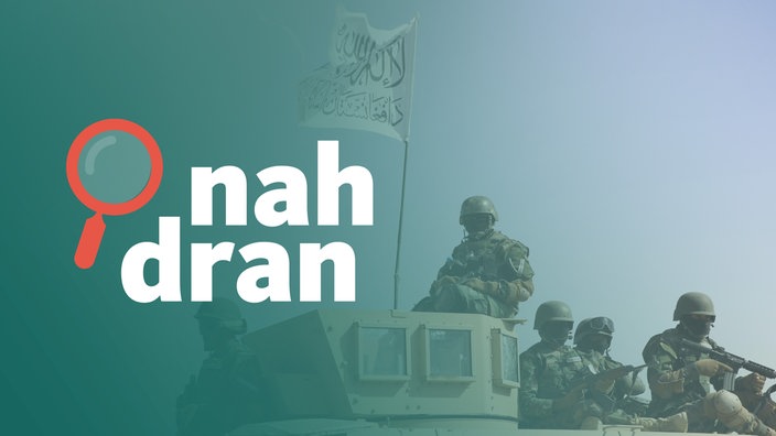 Taliban-Kämpfer sitzen auf einem Panzer. Links das Logo von nah dran.