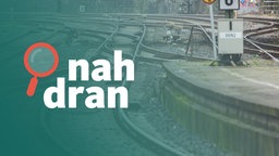 Das Bild zeigt Schienen, die im Bahnhof Wuppertal zusammenlaufen. Darüber das Logo des Podcasts nah dran. 