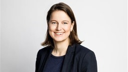 Birthe Sönnichsen aus dem ARD-Hauptstadtbüro lächelt in die Kamera.