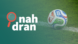 Das Bild zeigt den offiziellen Spielball der Fußball-Weltmeisterschaft 2026. Der Ball liegt auf dem Rasen eines Stadions. Im Vordergrund steht das Logo von "nah dran". 