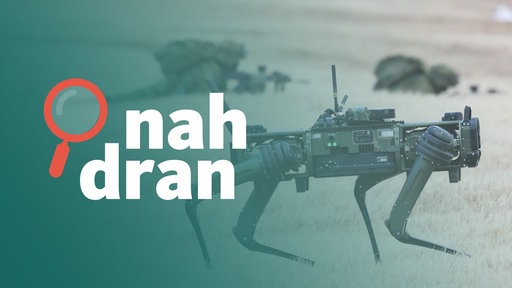 Das Bild zeigt einen Roboter-Hund. Er läuft über eine Wiese. Im Hintergrund liegen Soldaten auf dem Boden. Im Vordergrund steht das Logo von "nah dran". 