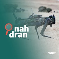 Das Bild zeigt einen Roboter-Hund. Er läuft über eine Wiese. Im Hintergrund liegen Soldaten auf dem Boden. Im Vordergrund steht das Logo von "nah dran". 