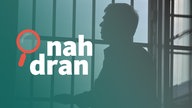 Ein Mann steht vor Gitterstäben in einem Gefängnis